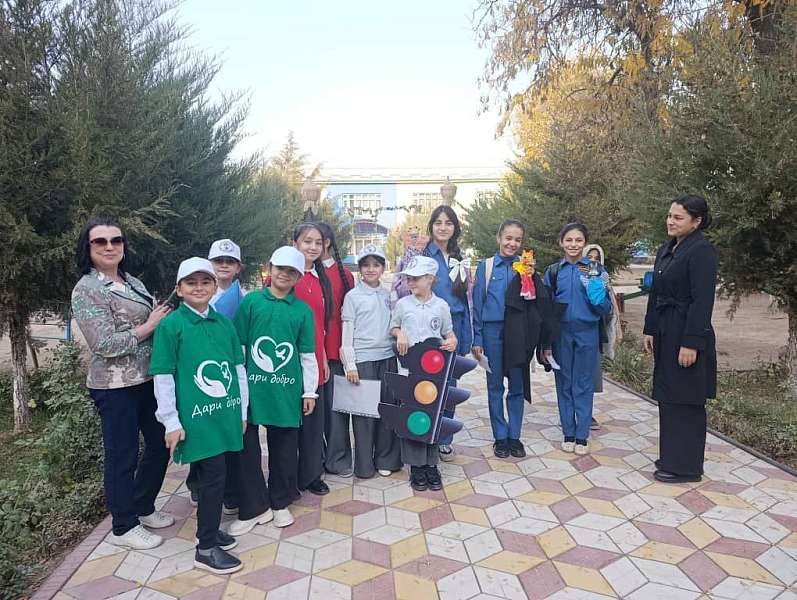 Активисты школы им. М.В. Ломоносова подарили праздник воспитанникам детского сада.