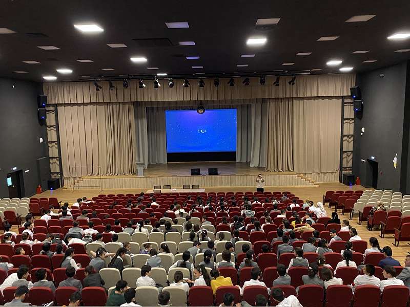 Просмотр фильма «Вызов» в актовом зале школы.