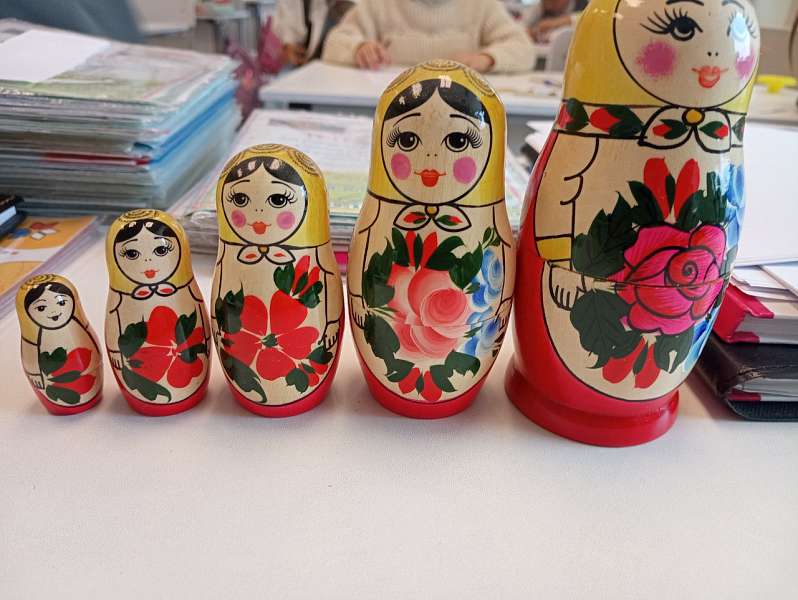 Первоклассники рисуют матрёшек
