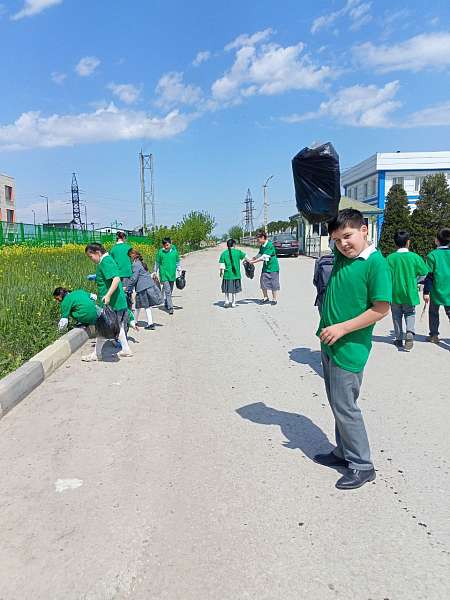 Экоотряд школы на субботнике