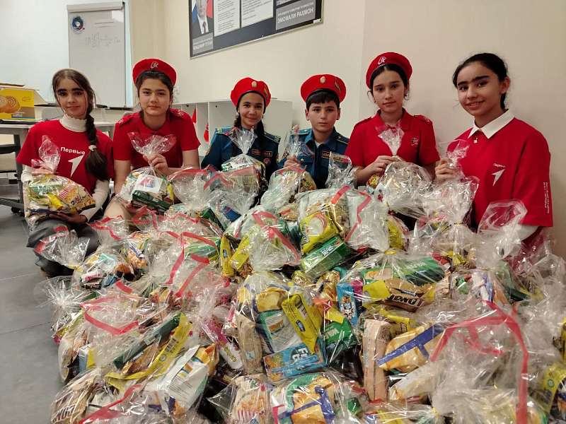 Новый год — время чудес с активистами школы