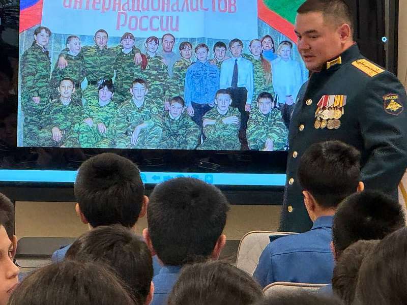 Встреча юнармейцев и учащихся кадетского класса с капитаном 201-й военной базы РФ