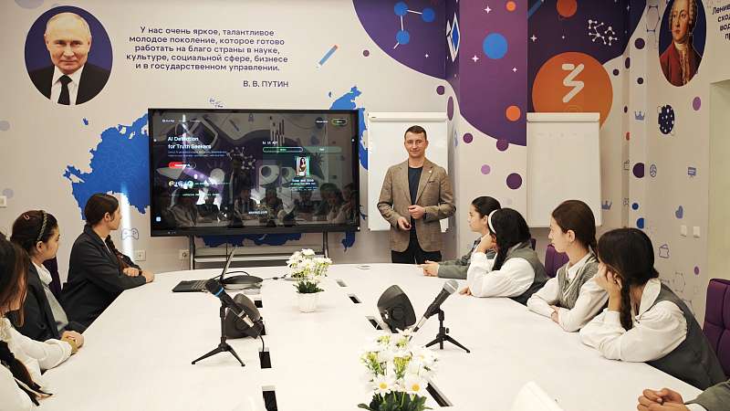 Знания от первых лиц: эксперты «Знания» провели встречи в стенах школы Ломоносова