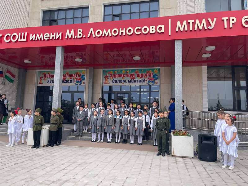 Праздничная линейка от параллели вторых классов