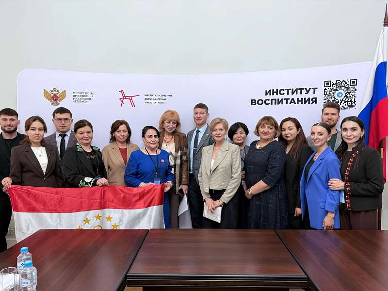 Участие директора Школы Ломоносова в обсуждении проекта «Разговоры о важном» для русских школ за рубежом