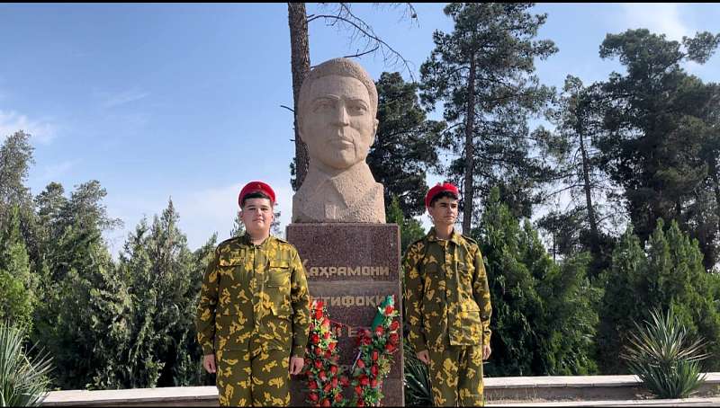 Юнармейский отряд школы имени «Хайдара Косымова», возложил венки к Мемориалам героев Великой Отечественной Войны